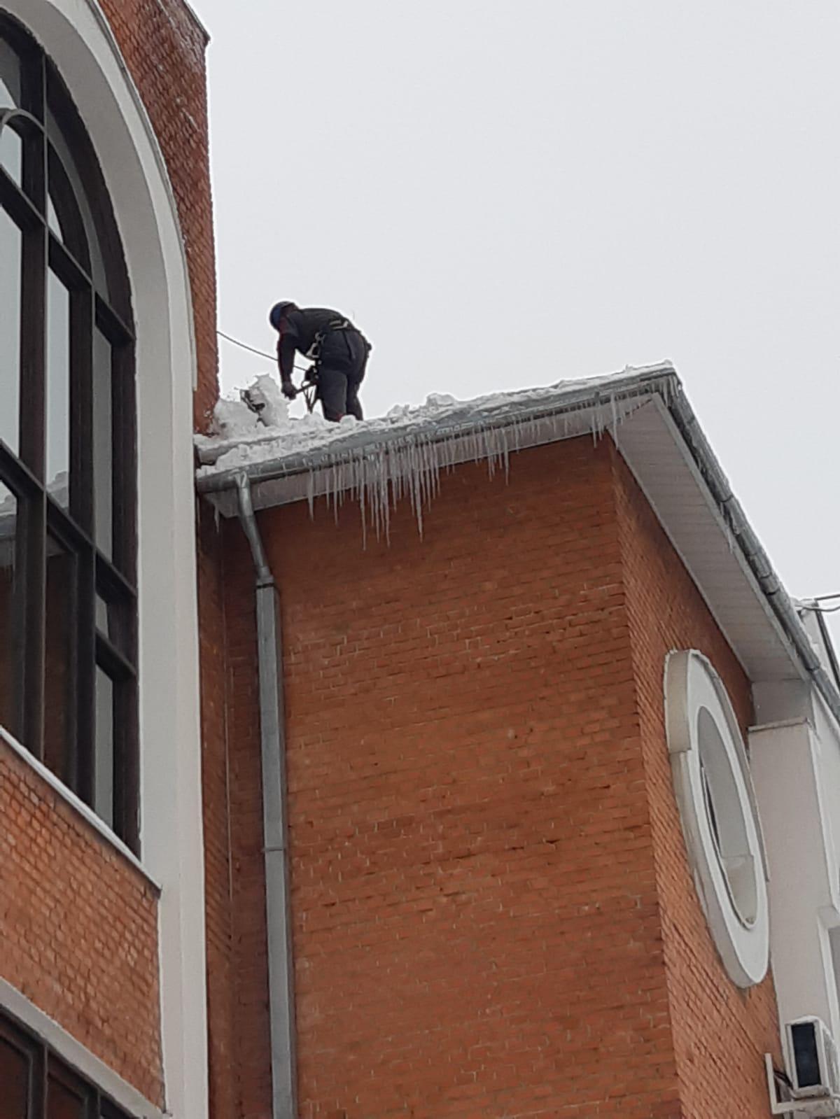 чистка снега с крыши